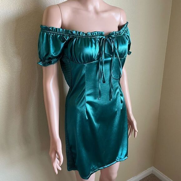 Mable Off Shoulder Satin Dress Emerald Green Size Large - Picture 2 of 6